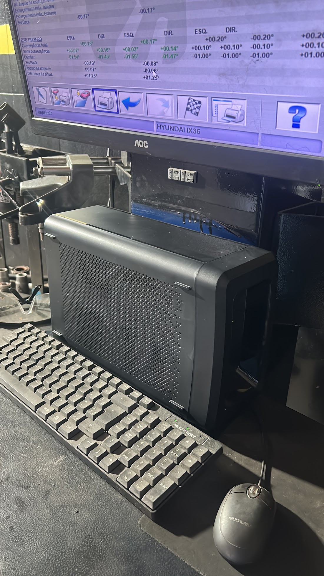 Computador e monitor de um equipamento de alinhamento automotivo