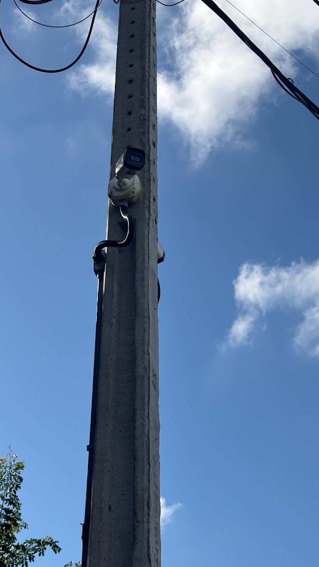 Câmera de segurança instalada em poste