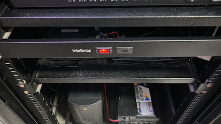 Interior de rack com cabeamento e equipamentos instalados