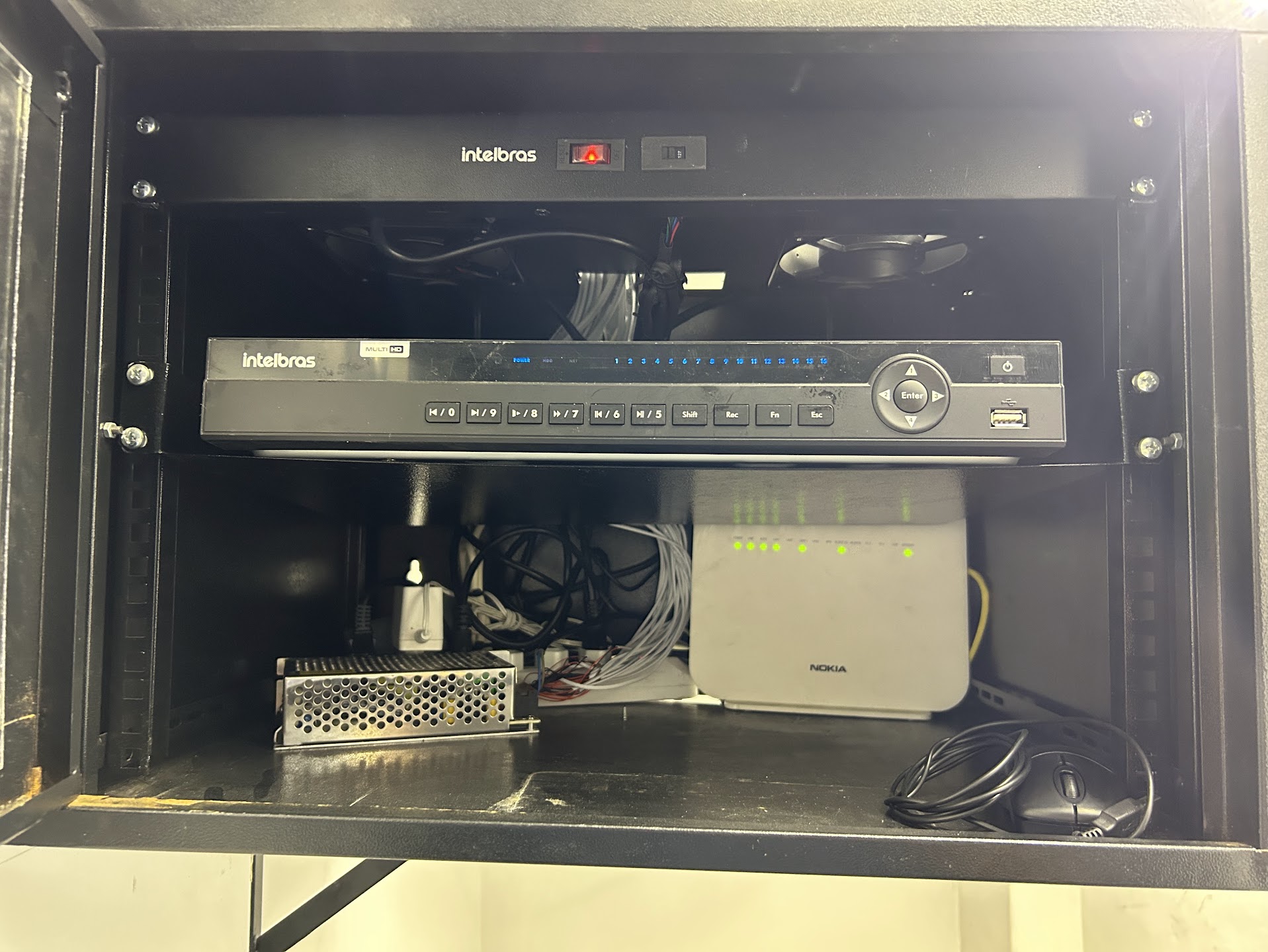 Rack com gravador de CFTV, roteador e equipamentos de rede